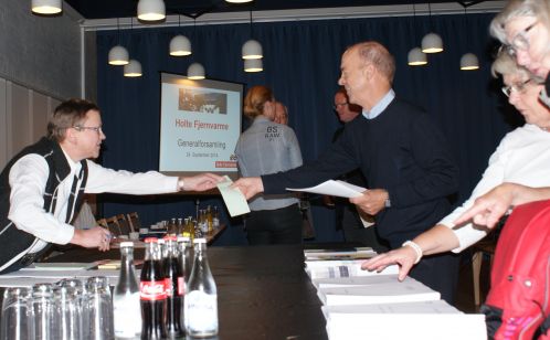 Karen Margrethe Pedersen byder velkommen mens Karen Jensen registrerer de fremmdte